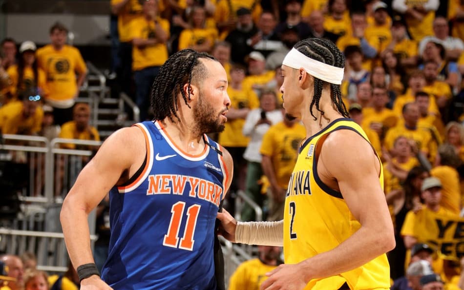 Jalen Brunson, do Knicks, e Andrew Nembhard, do Pacers, durante jogo 6 pelos playoffs da NBA (Foto: Nathaniel S. Butler/NBAE via Getty Images/AFP)