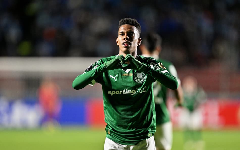 Estêvão comemora gol no jogo do Palmeiras contra o Bolívar