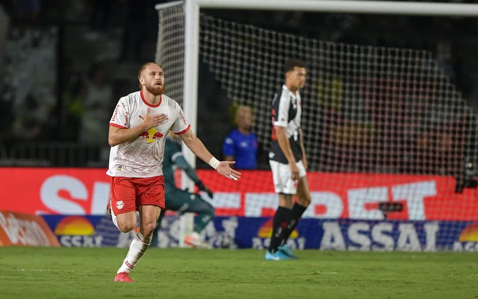 Isidro Pitta, do Bragantino, comemora seu gol contra o Vasco em São Januário pelo Brasileirão