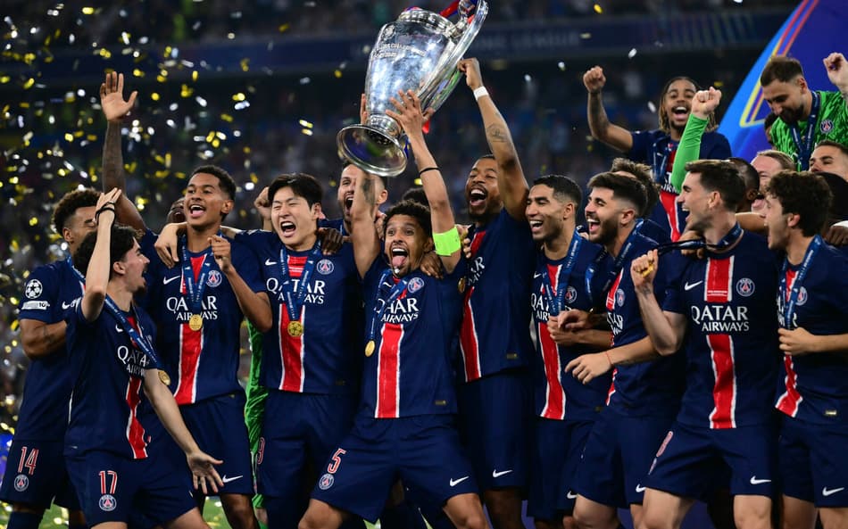 Marquinhos levanta a taça da Champions League pelo PSG