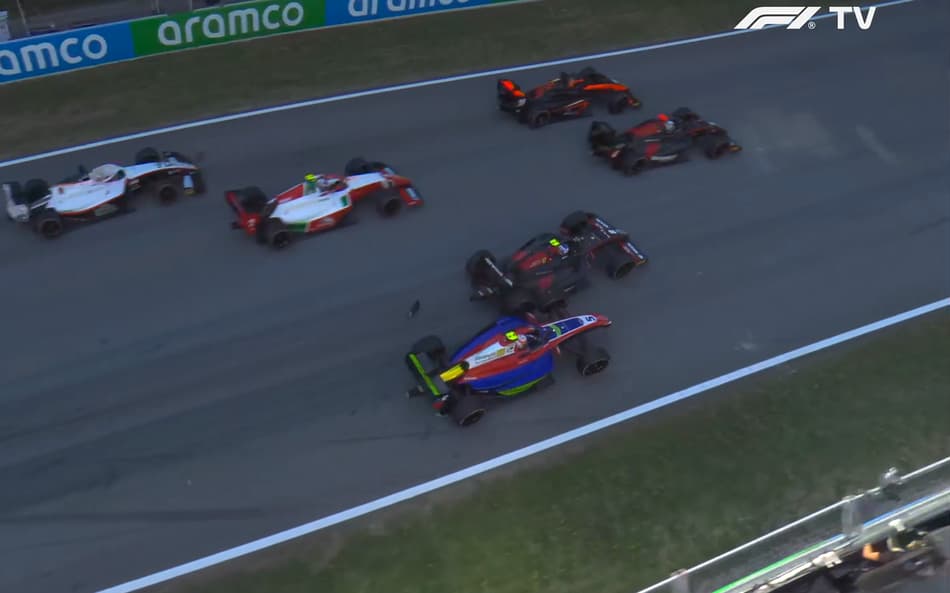 Rafael Câmara bate em incidente de largada (Foto: Reprodução / F1TV)