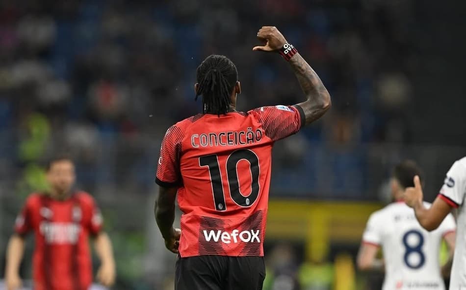 Rafael Leão comemorando gol pelo Milan