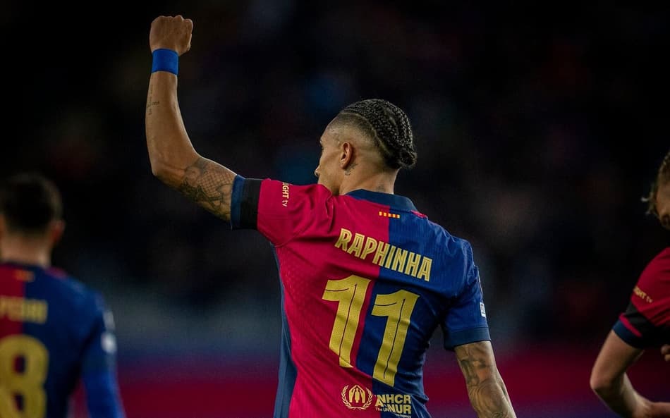 Raphinha celebra um de seus gols pelo Barcelona na Champions
