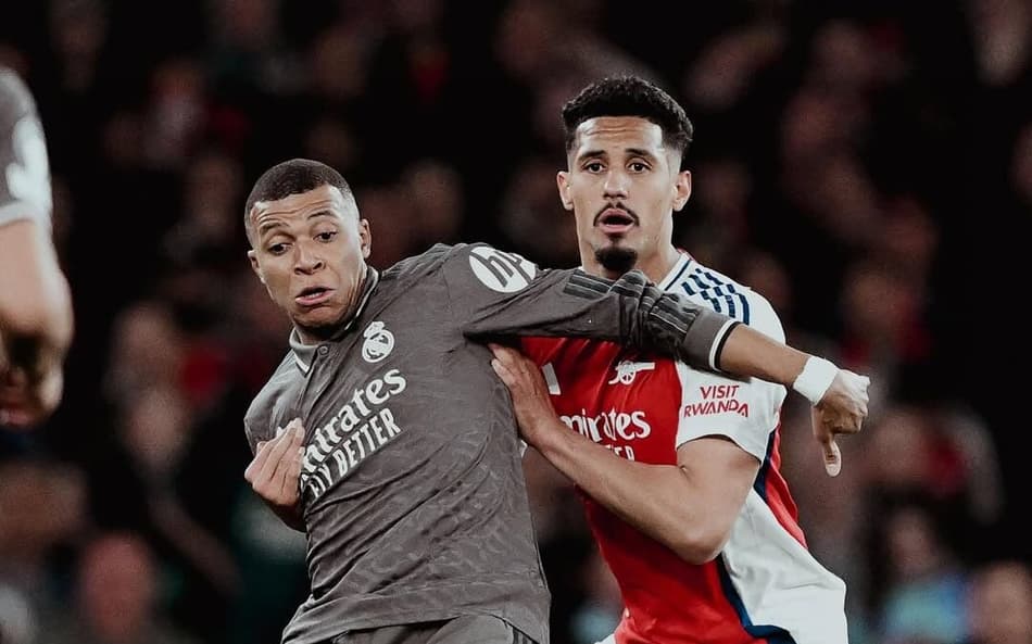 William Saliba e Kylian Mbappé em disputa de bola