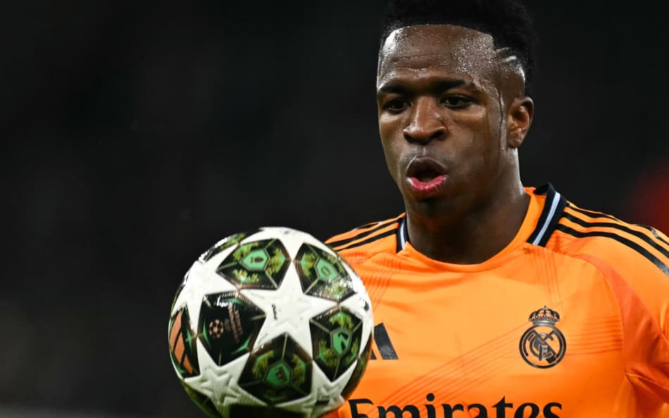 Vini Jr. em ação pelo Real Madrid contra o Manchester City (Foto: Paul Ellis/AFP)