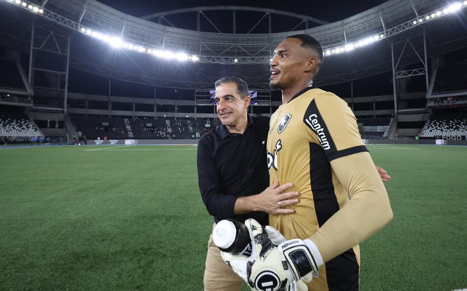 Renato Paiva cumprimenta John após vitória do Botafogo sobre o Fluminense