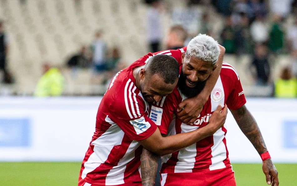 Rodinei comemorando gol pelo Olympiacos