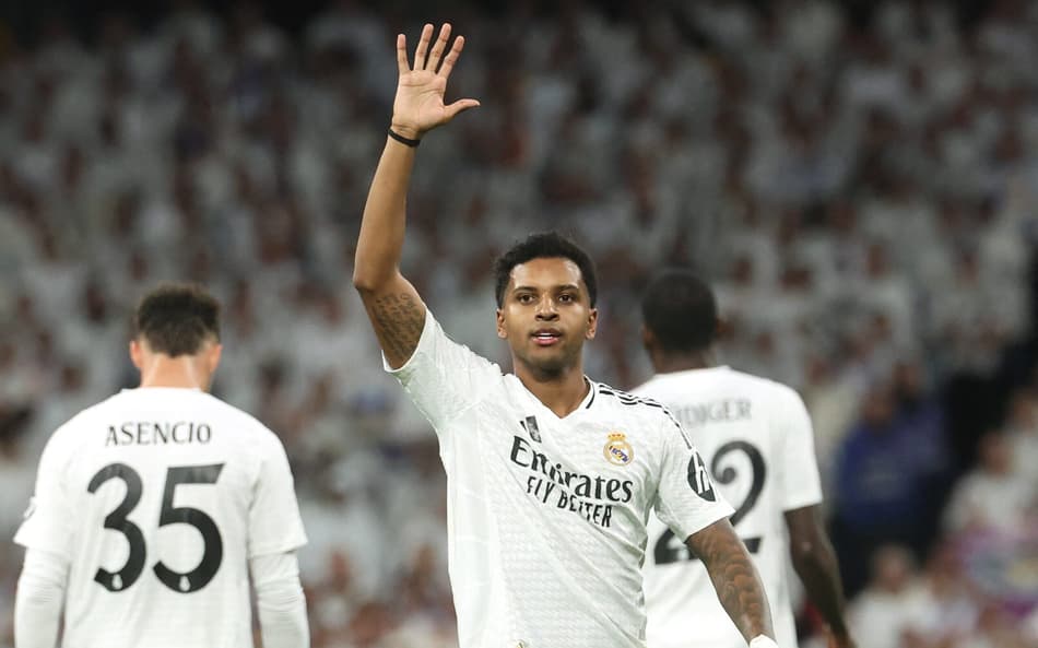 Rodrygo comemora gol pelo Real Madrid (Foto: Pierre-Philippe Marcou/AFP)