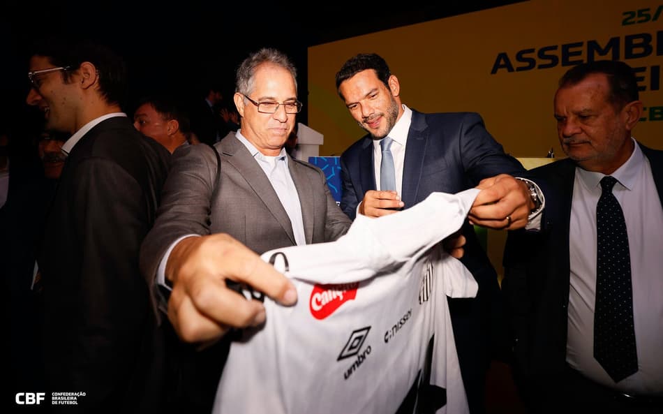 Samir Xaud recebe camisa do Santos; clube anunciara boicote à eleição da CBF