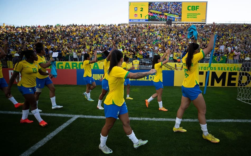 Seleção Feminina cumprimenta torcedores presentes na Neo Química Arena.
