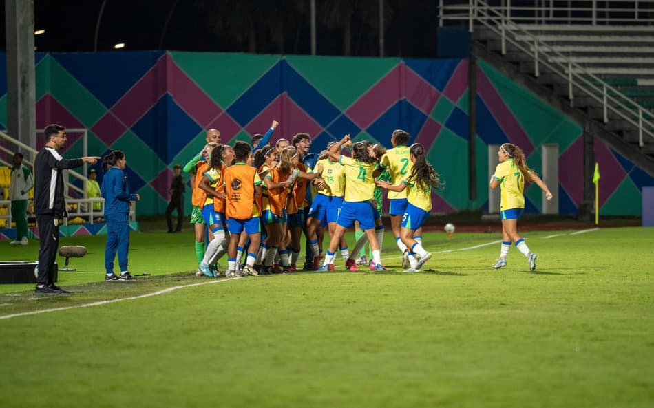 Seleção Feminina comemora classificação à segunda fase do Sul-Americano Feminino Sub-17. (Foto: Nelson Terme / CBF)