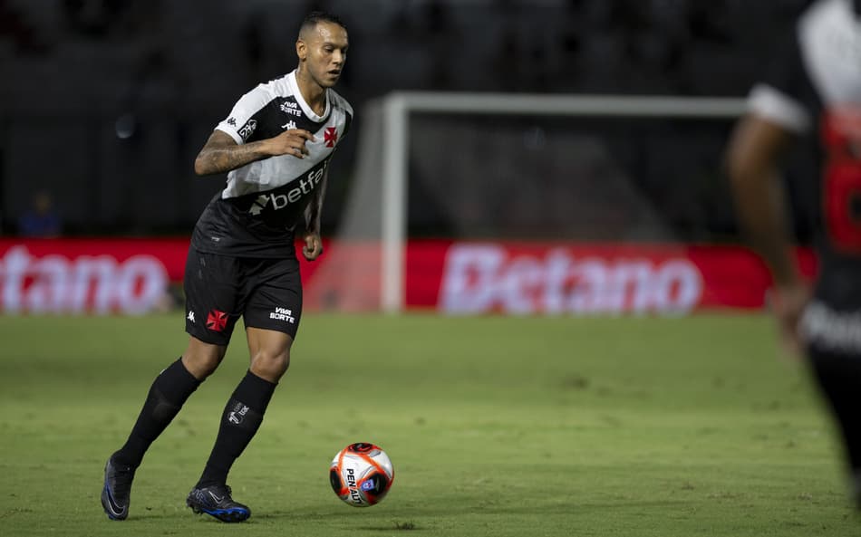 O zagueiro Souza em ação pelo Vasco contra o Bangu, pelo Campeonato Carioca (Foto: Jorge Rodrigues/AGIF)