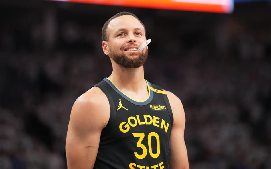 Stephen Curry, do Warriors, sorrindo em jogo contra o Timberwolves pelos playoffs da NBA (Foto: Jesse D. Garrabrant/NBAE via Getty Images/AFP)