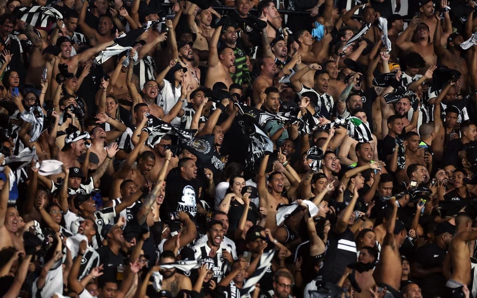 Torcida do Botafogo no Nilton Santos