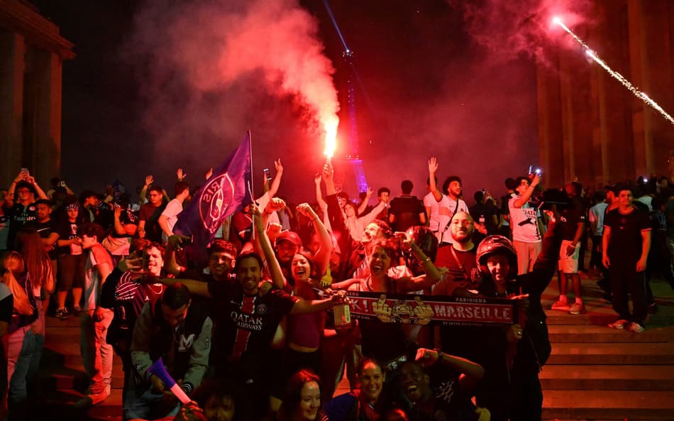 Torcida do PSG - Torre Eiffel