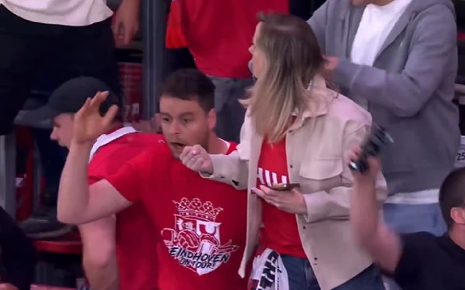 Torcida do PSV reagindo ao gol sofrido pelo Ajax na penúltima rodada do Holandês