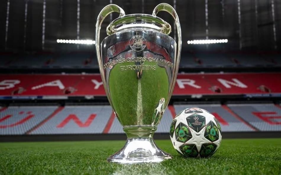 Troféu e bola da final da Champions League de 2024/25