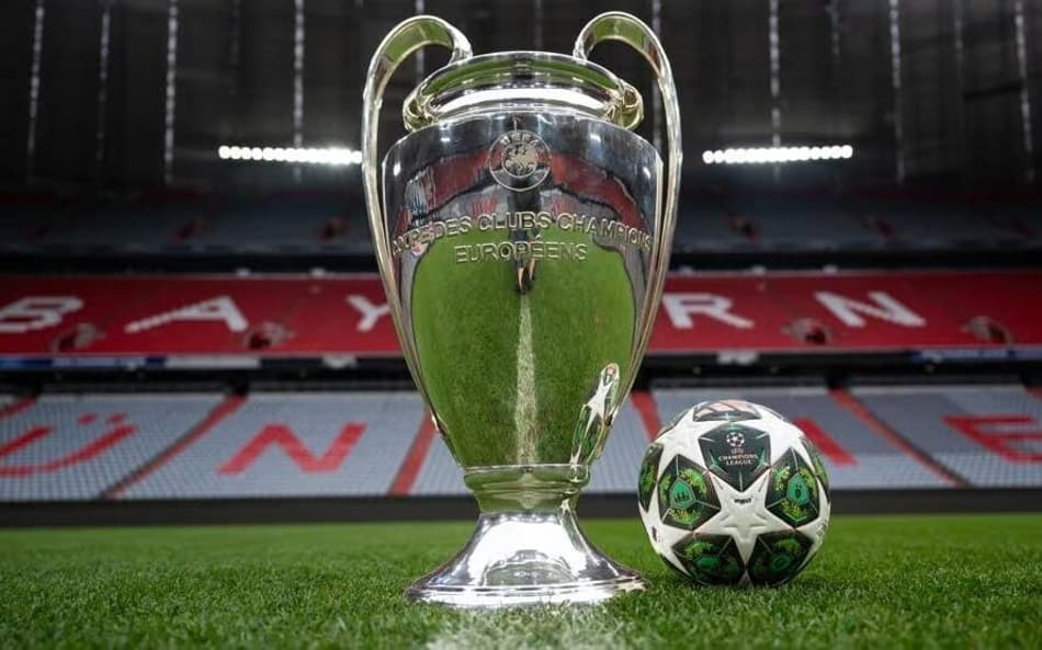 Troféu e bola da final da Champions League de 2024/25