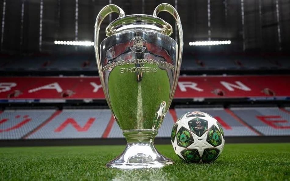 Troféu e bola da final da Champions League de 2024/25