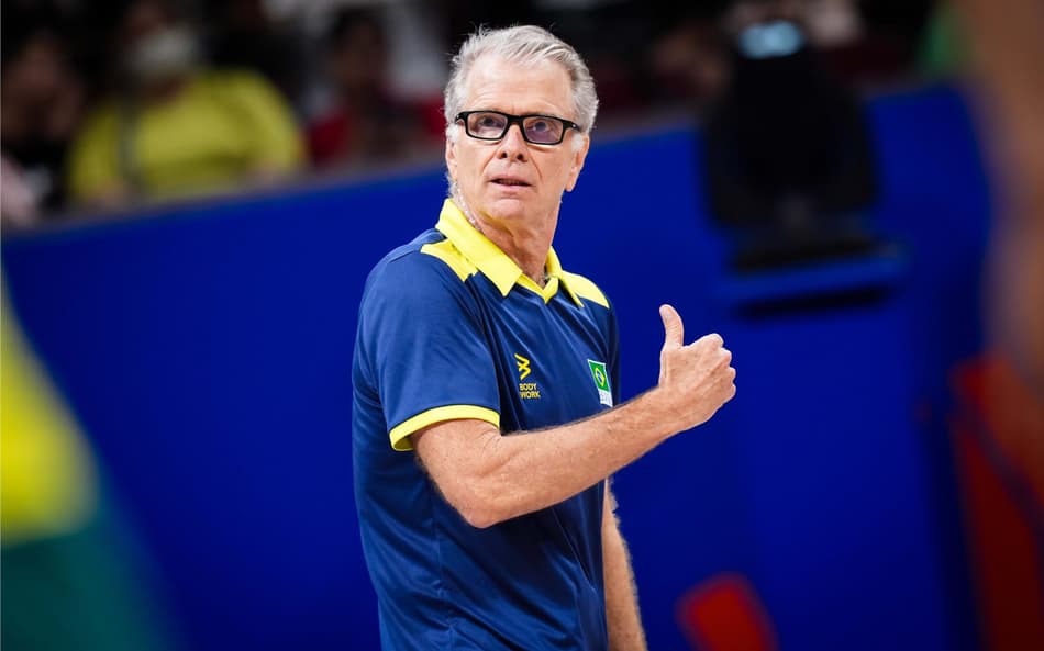 Bernardinho, o técnico da Seleção Brasileira, na quadra (Foto: FIVB)