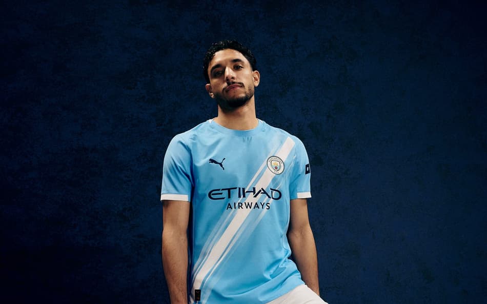 Marmoush com o novo uniforme do Manchester City
