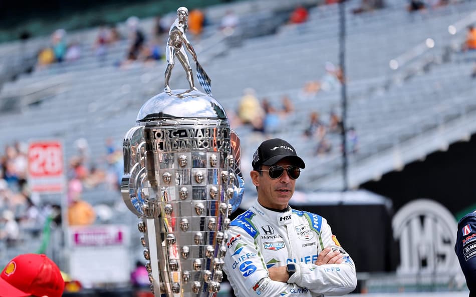 Helio Castroneves ao lado do troféu das 500 milhas (Foto: Penske Entertainment Company)