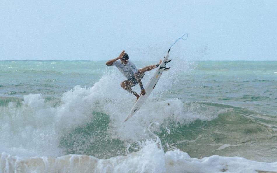 O surfista local, convidado do evento, EO Lobster já trouxe os primeiros voos do dia, mas vai precisar disputar a repescagem para se manter na competição. Foto: Pedro Pereira / CBSurf