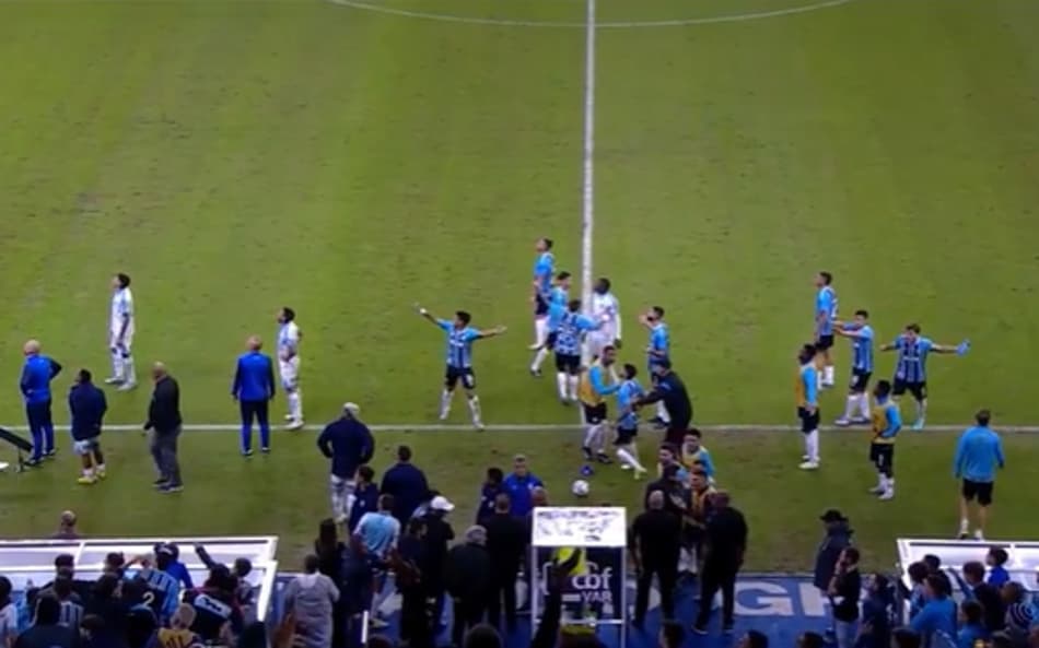 VAR entra em ação durante Grêmio x CSA pela Copa do Brasil