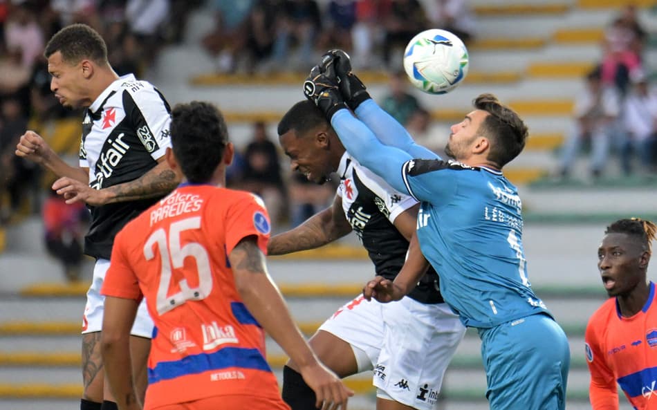 Léo Jardim em ação no jogo do Vasco contra Puerto Cabello