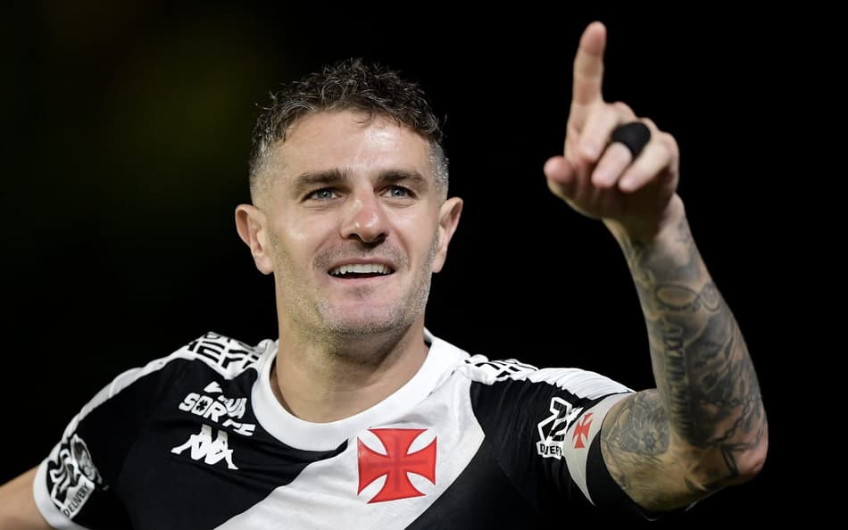 Vegetti comemora seu gol no jogo do Vasco contra o Fortaleza