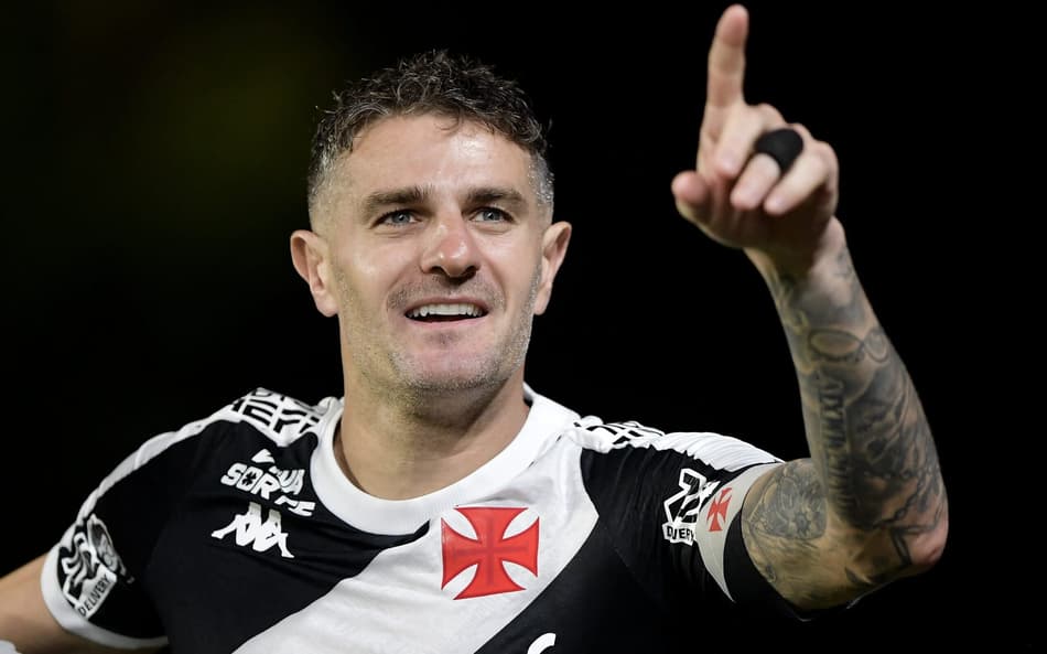 Vegetti comemora seu gol no jogo do Vasco contra o Fortaleza