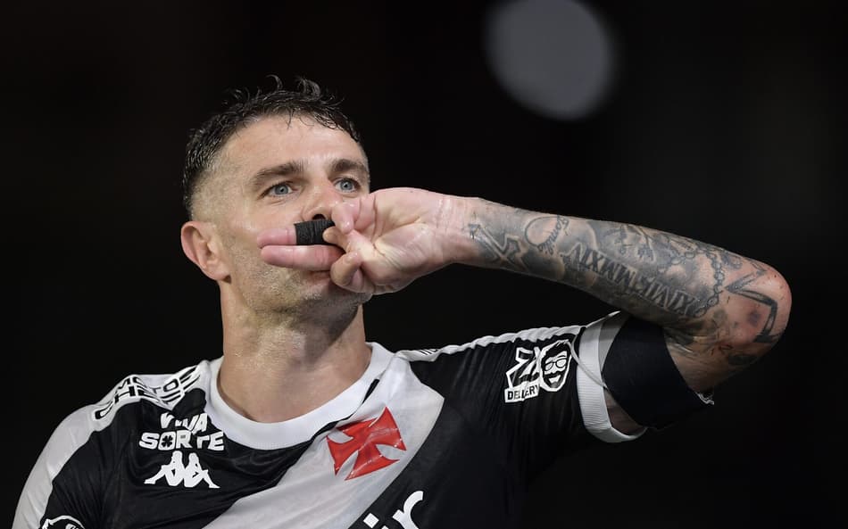 Vegetti comemora gol no jogo do Vasco contra o Fortaleza