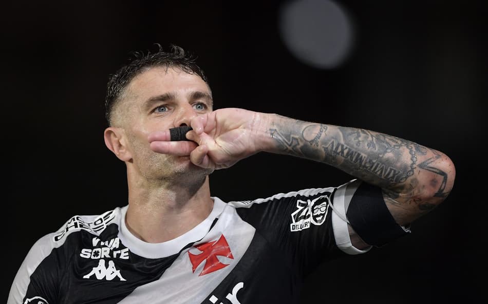 Vegetti comemora gol no jogo do Vasco contra o Fortaleza