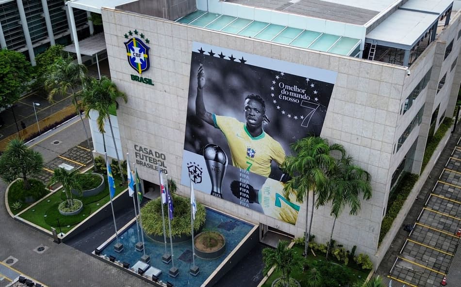 Vini Jr. homenageado na fachada da sede da CBF