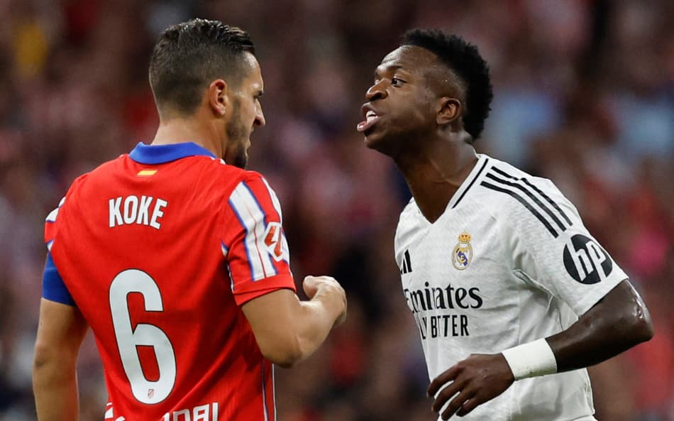 Vini Jr. discutiu com Koke em meio ao clássico entre Real Madrid e Atlético de Madrid (Foto: Oscar del Pozo/AFP)