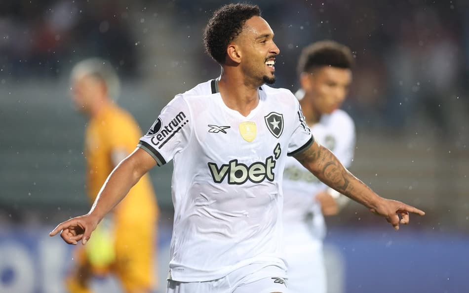 Vitinho comemora gol do Botafogo diante do Carabobo