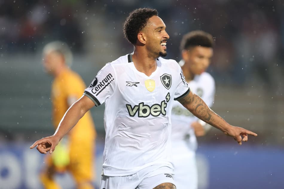Vitinho comemora gol do Botafogo diante do Carabobo