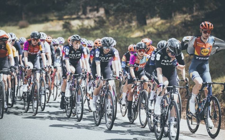 Etapa da Volta Feminina da Espanha de 2025 (Foto: Unipublic / Antonio Baixauli / Cxcli)