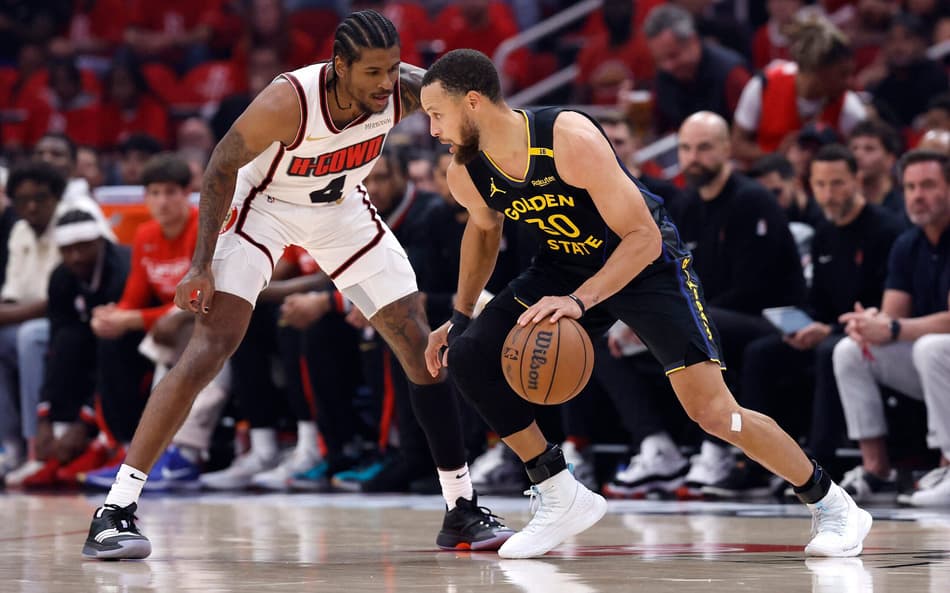 Stephen Curry, do Warriors, em ação contra Jalen Green, do Rockets, pelos playoffs da NBA 2024/25 (Foto: Noah Graham/NBAE via Getty Images/AFP)