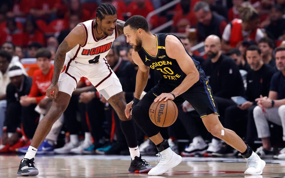 Stephen Curry, do Warriors, em ação contra Jalen Green, do Rockets, pelos playoffs da NBA 2024/25 (Foto: Noah Graham/NBAE via Getty Images/AFP)