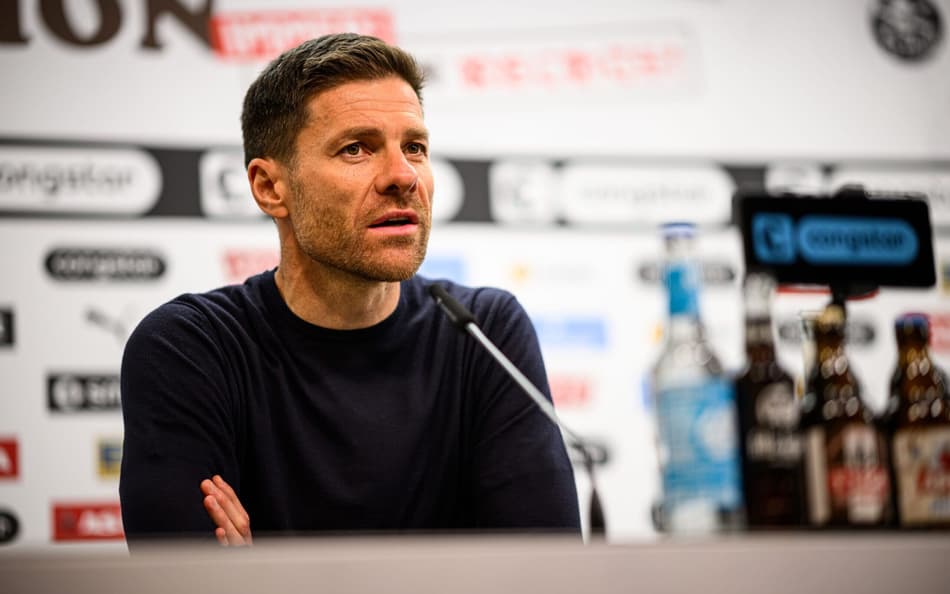 Xabi Alonso em coletiva de imprensa pelo Bayer Leverkusen