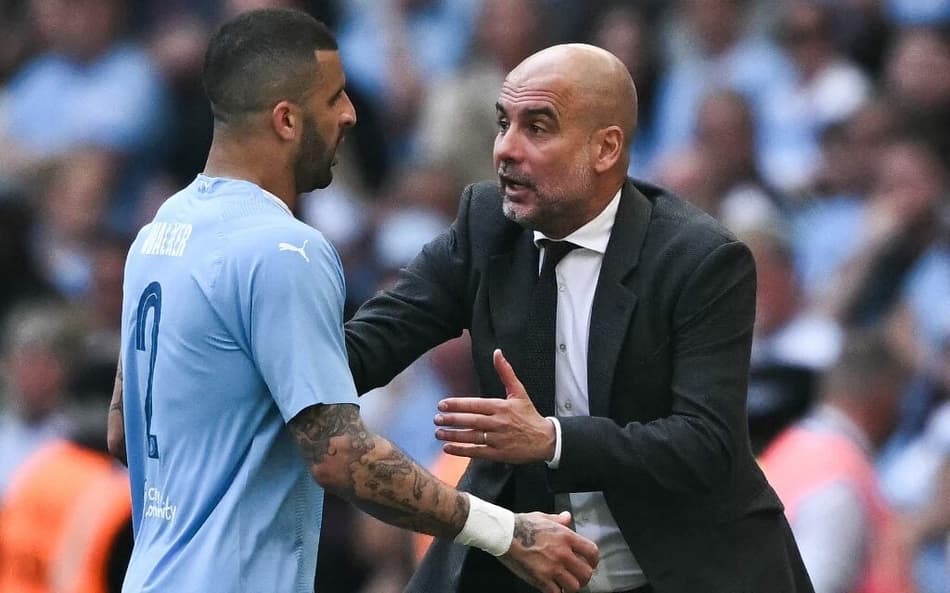 O técnico Pep Guardiola orienta o capitão do Manchester City, Kyle Walker (Foto: Ben Stansall/AFP)