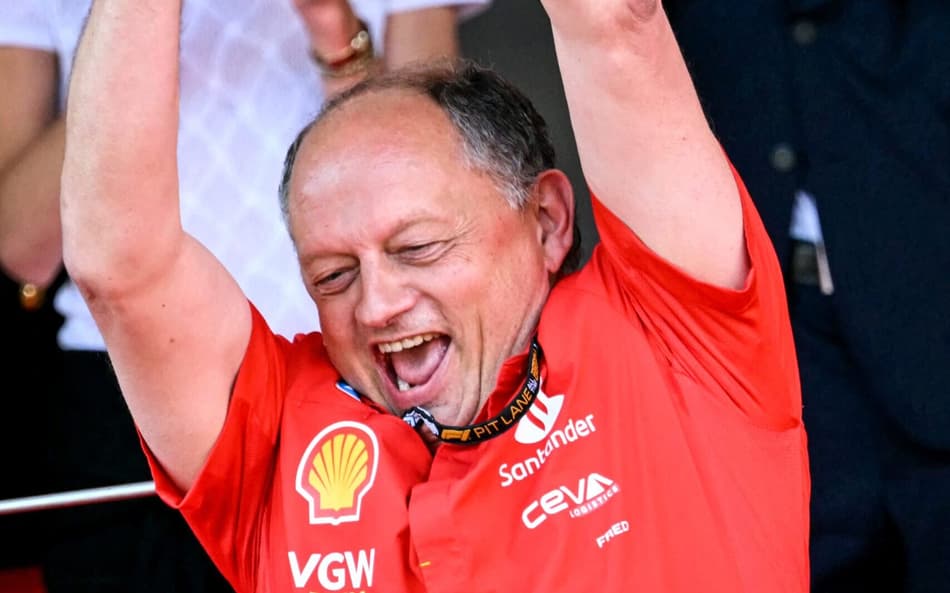 Fred Vasseur comemorando a vitória da Ferrari no GP de Mônaco 2024 (Foto: NICOLAS TUCAT / AFP)