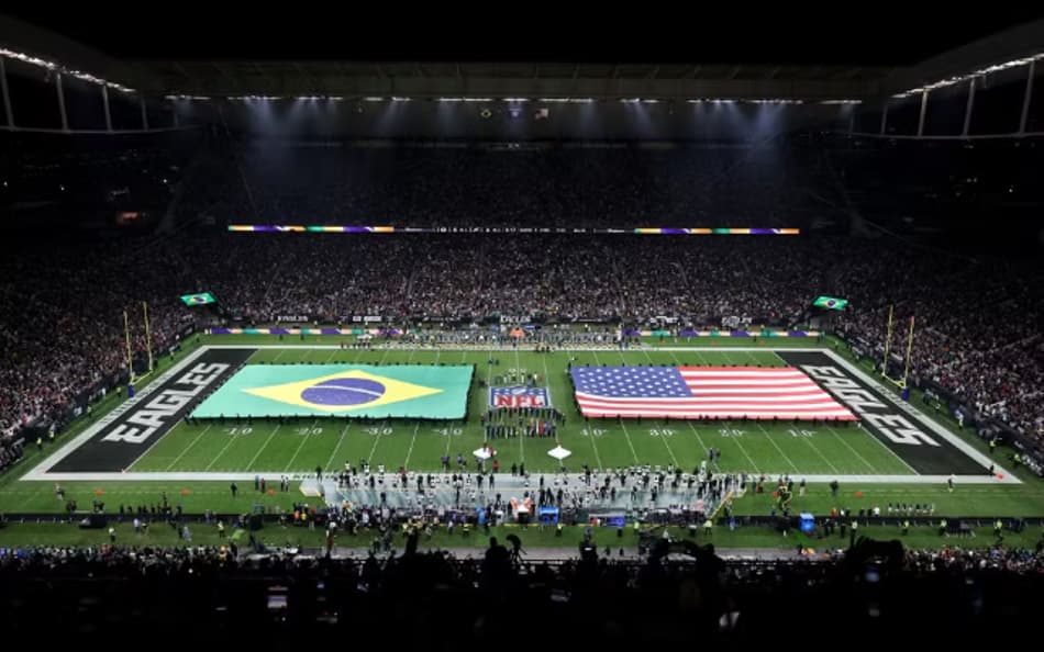 bandeiras do Brasil e estados unidos esticadas na Arena Corinthians, em São Paulo