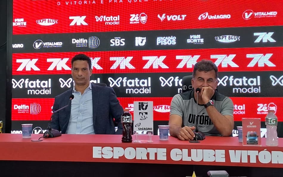 Gustavo Vieira e Fábio Mota na sala de imprensa do Barradão Foto: Rafael Carmo / Lance!