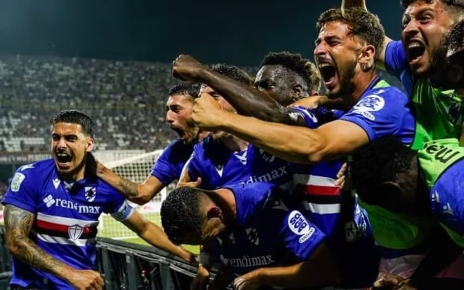 Sampdoria comemorando a permanência na segunda divisão da Itália (Foto: AFP)