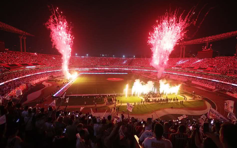 Torcida do São Paulo faz festa no estádio MorumBis.