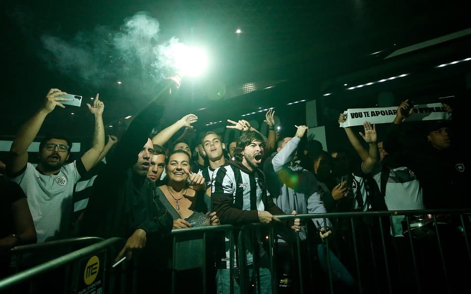 Festa da torcida do Botafogo no Aeroporto do Galeão (Foto: Vítor Silva/Botafogo)