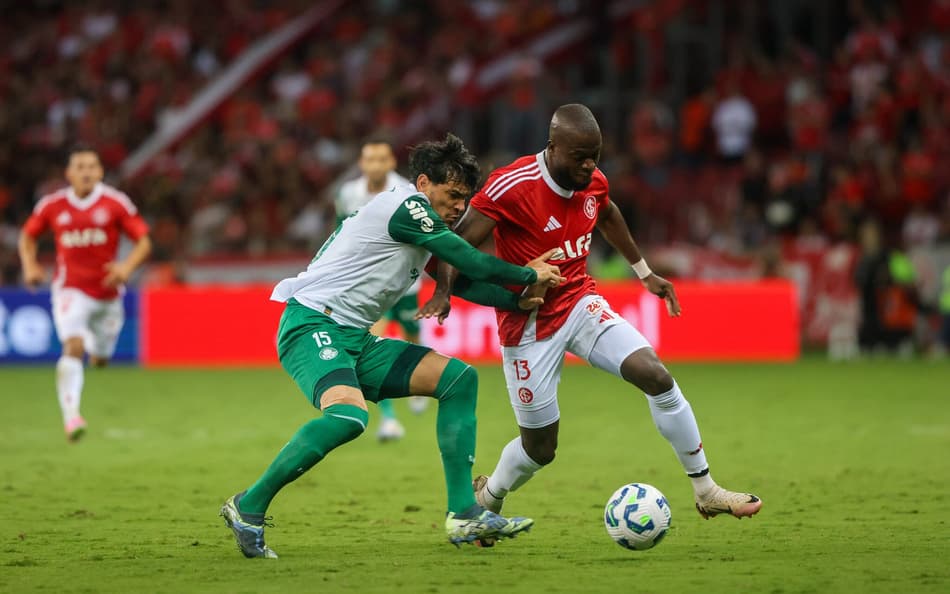 Internacional x Palmeira - Campeonato Brasileiro 2025 - Enner Valencia (I) e Gustavo Gómez (P) (Foto: Ricardo Duarte/SC Internacional)