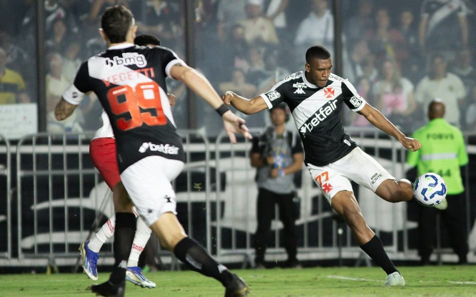Rayan e Vegetti em ação pelo Vasco (Foto: Matheus Lima/Vasco)